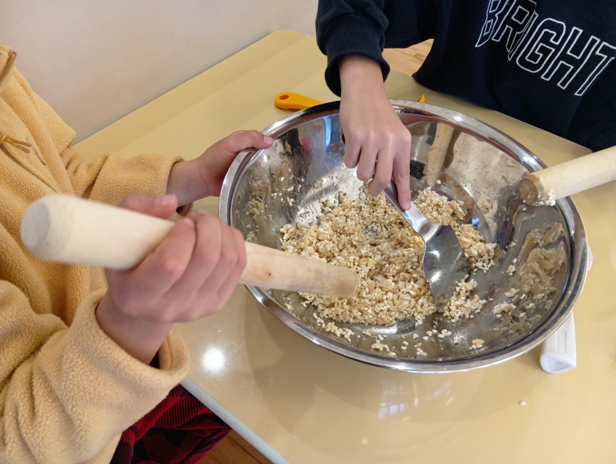 大豆をつぶす子どもたち