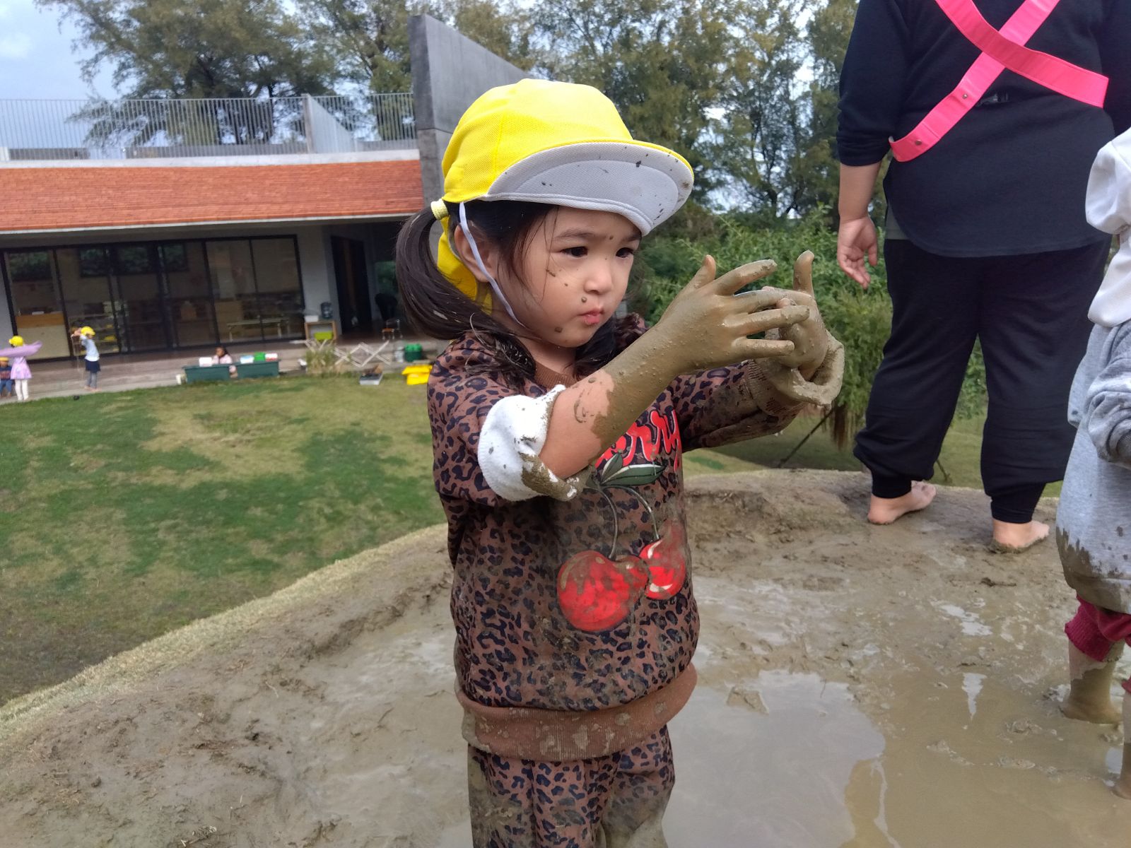 手についた泥を眺める子ども
