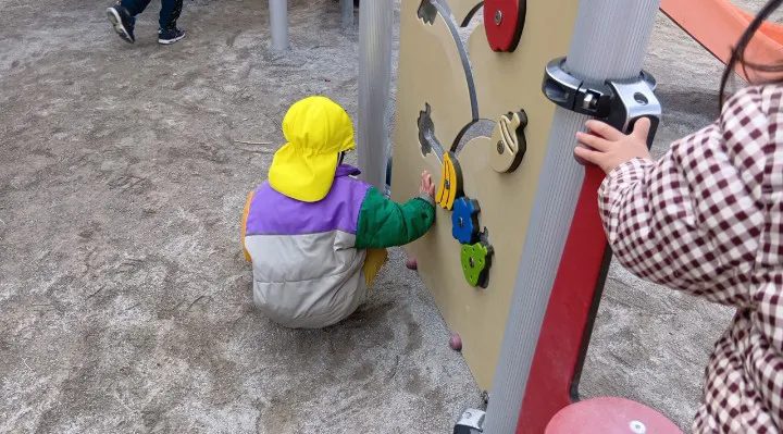 公園の遊具で遊ぶ子ども