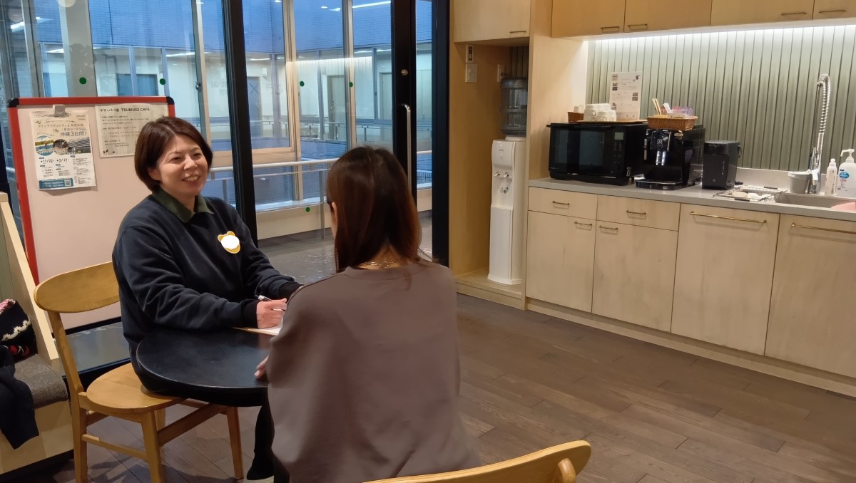 保護者様からの相談を受けるスタッフ
