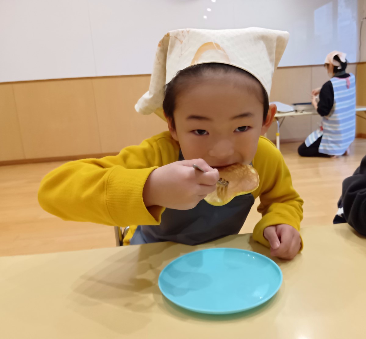 パンケーキを食べる子ども