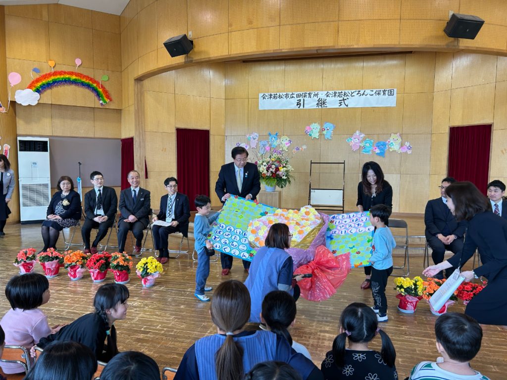 メッセージパネルを贈呈する園児たち