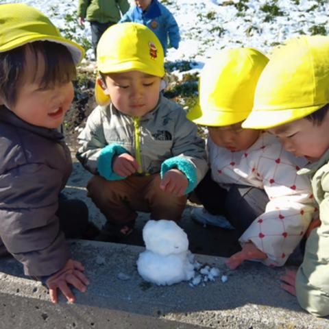 雪だるまをつくる子どもたち
