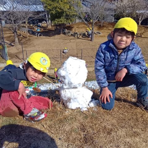 雪だるまをつくる子どもたち