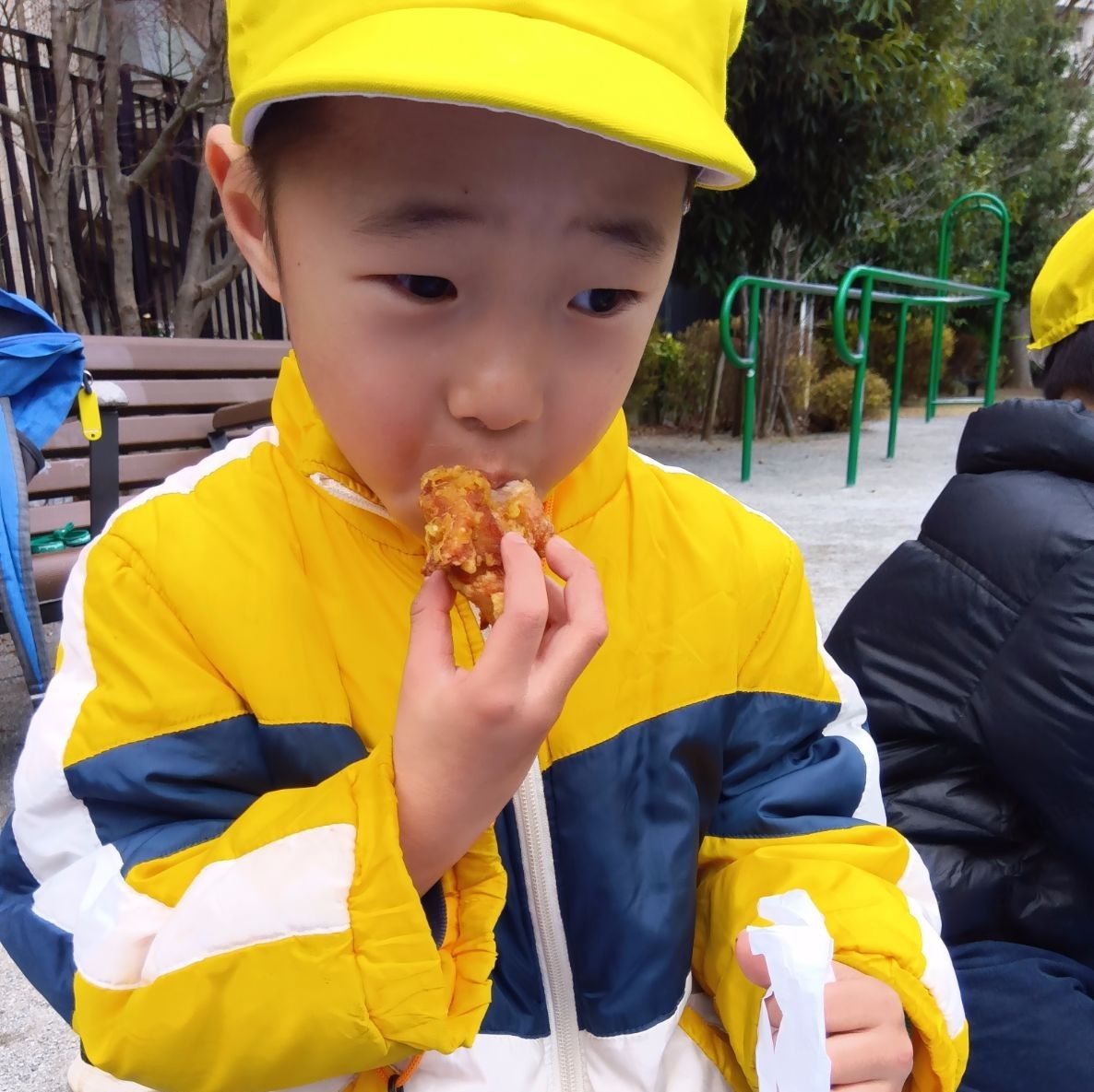 唐揚げをおいしそうに食べる子ども
