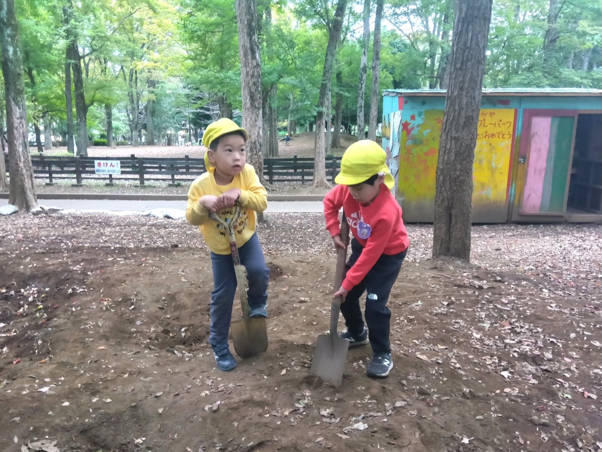 シャベルで穴を掘る子どもたち