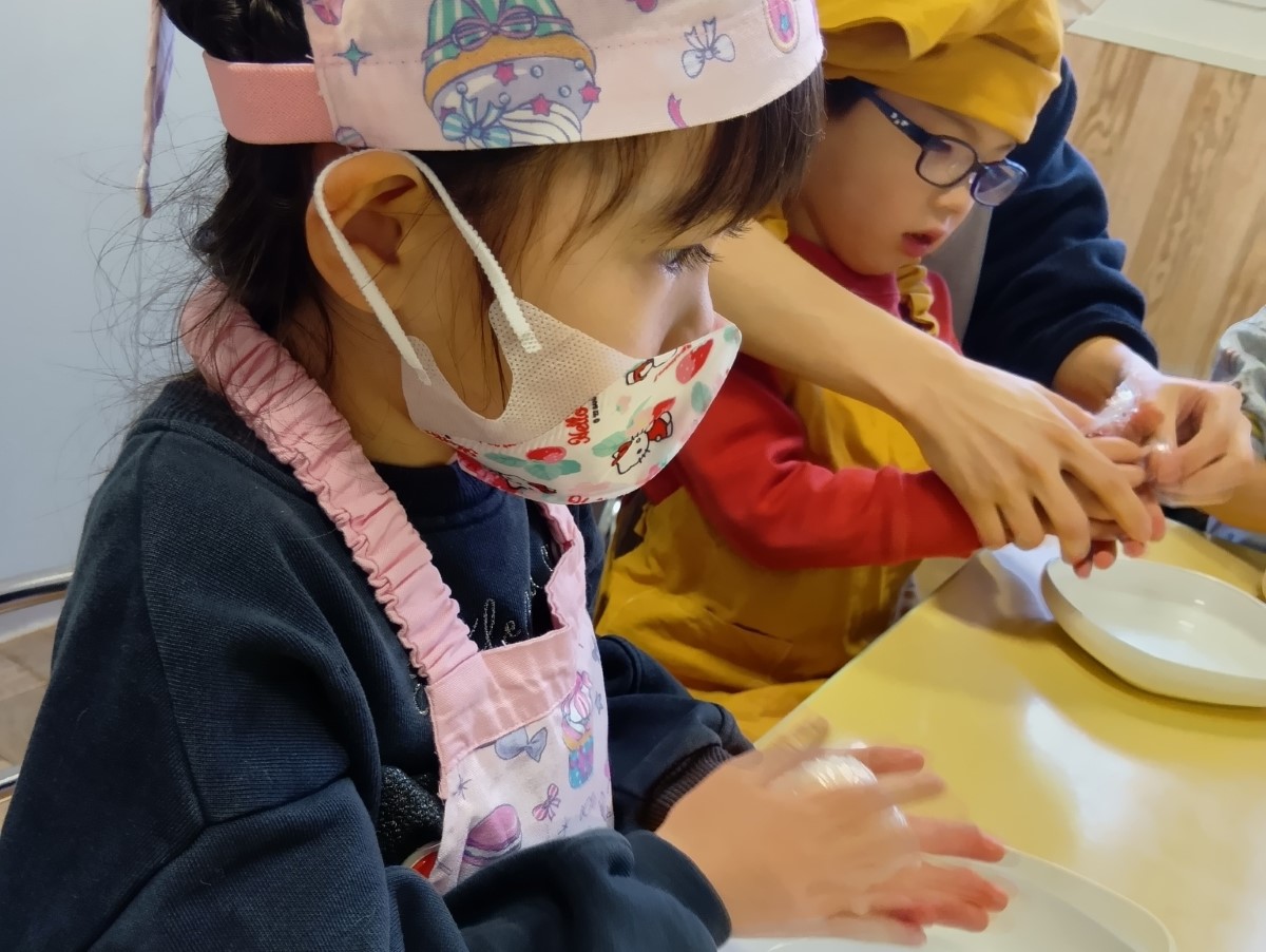 おにぎりを握る子どもたち