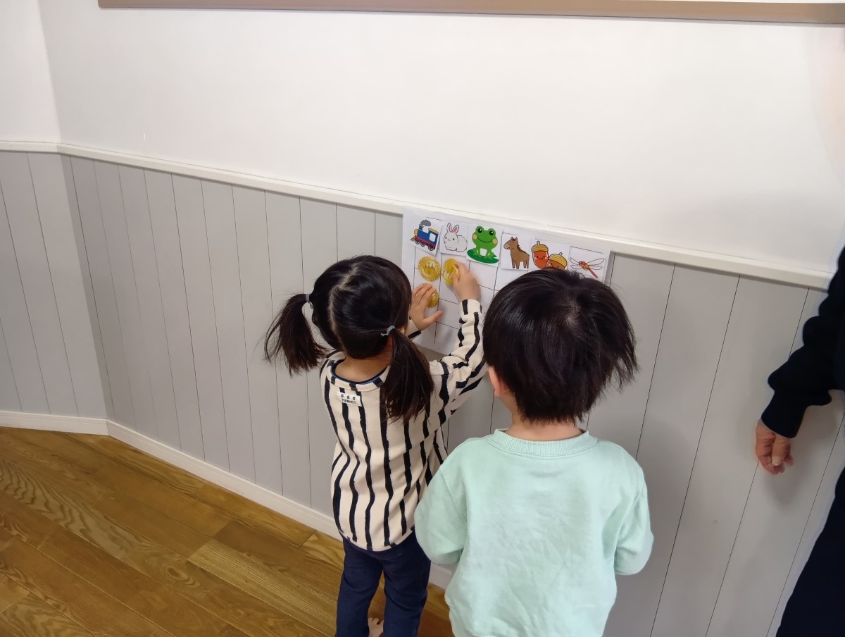 台紙にシールを貼る子どもたち
