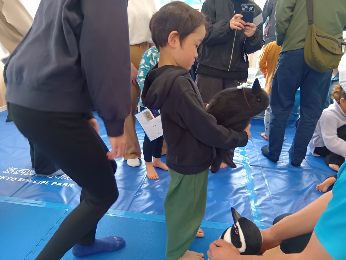 ぬいぐるみを持ち上げる子ども