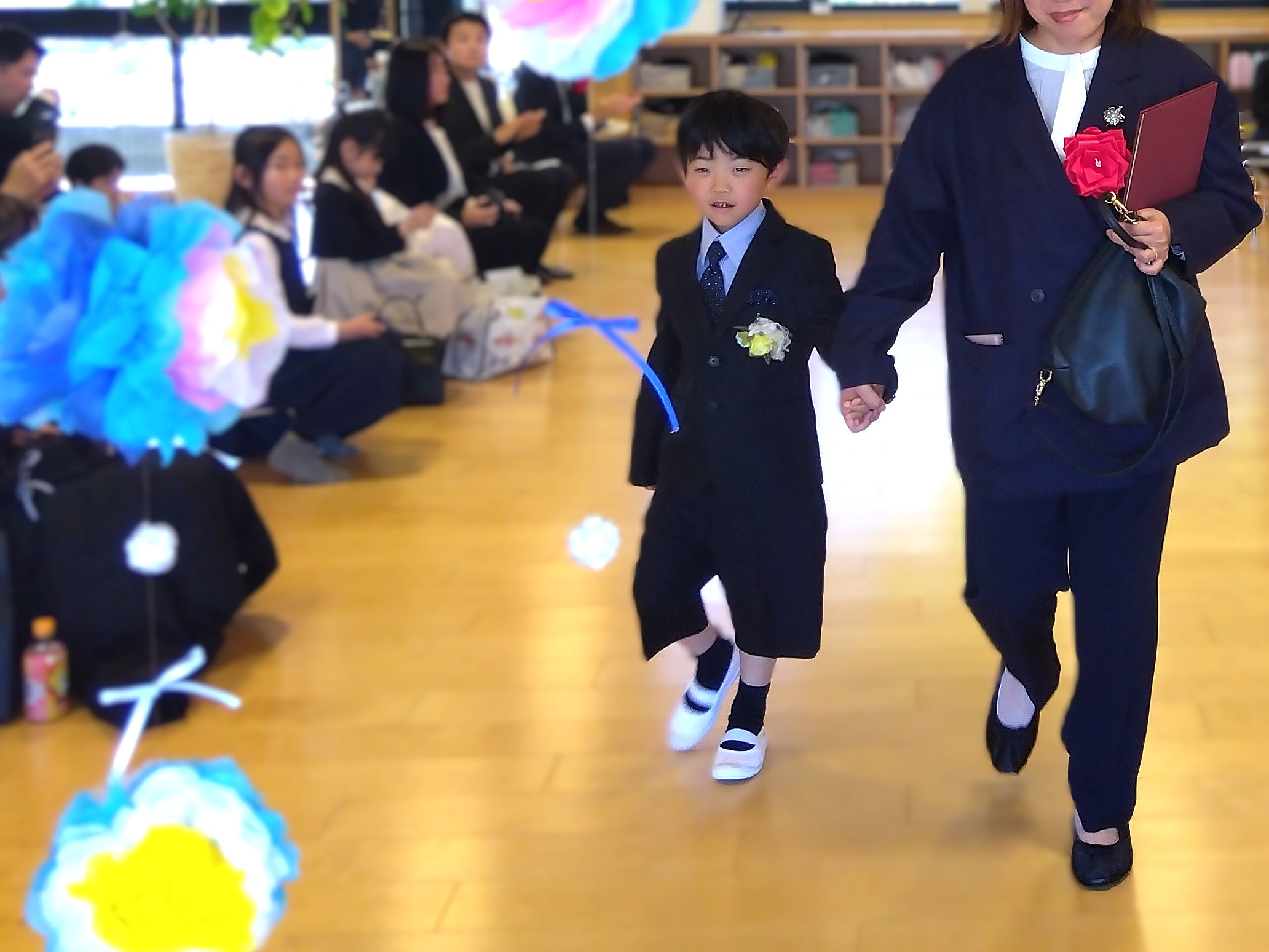 親子で手をつないで歩く様子