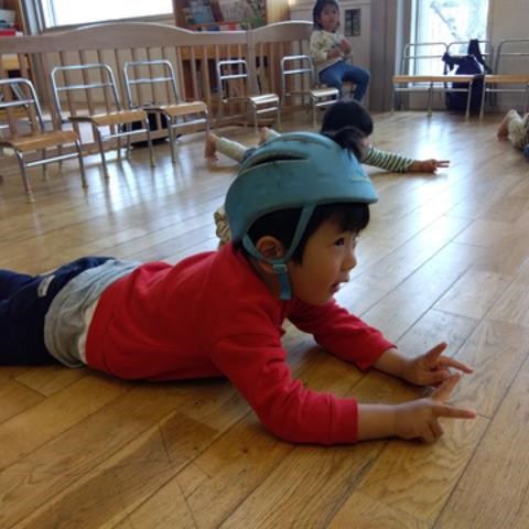 腹ばいになる子どもたち