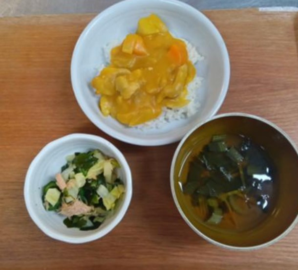出来上がった給食(カレー、スープ、サラダ)