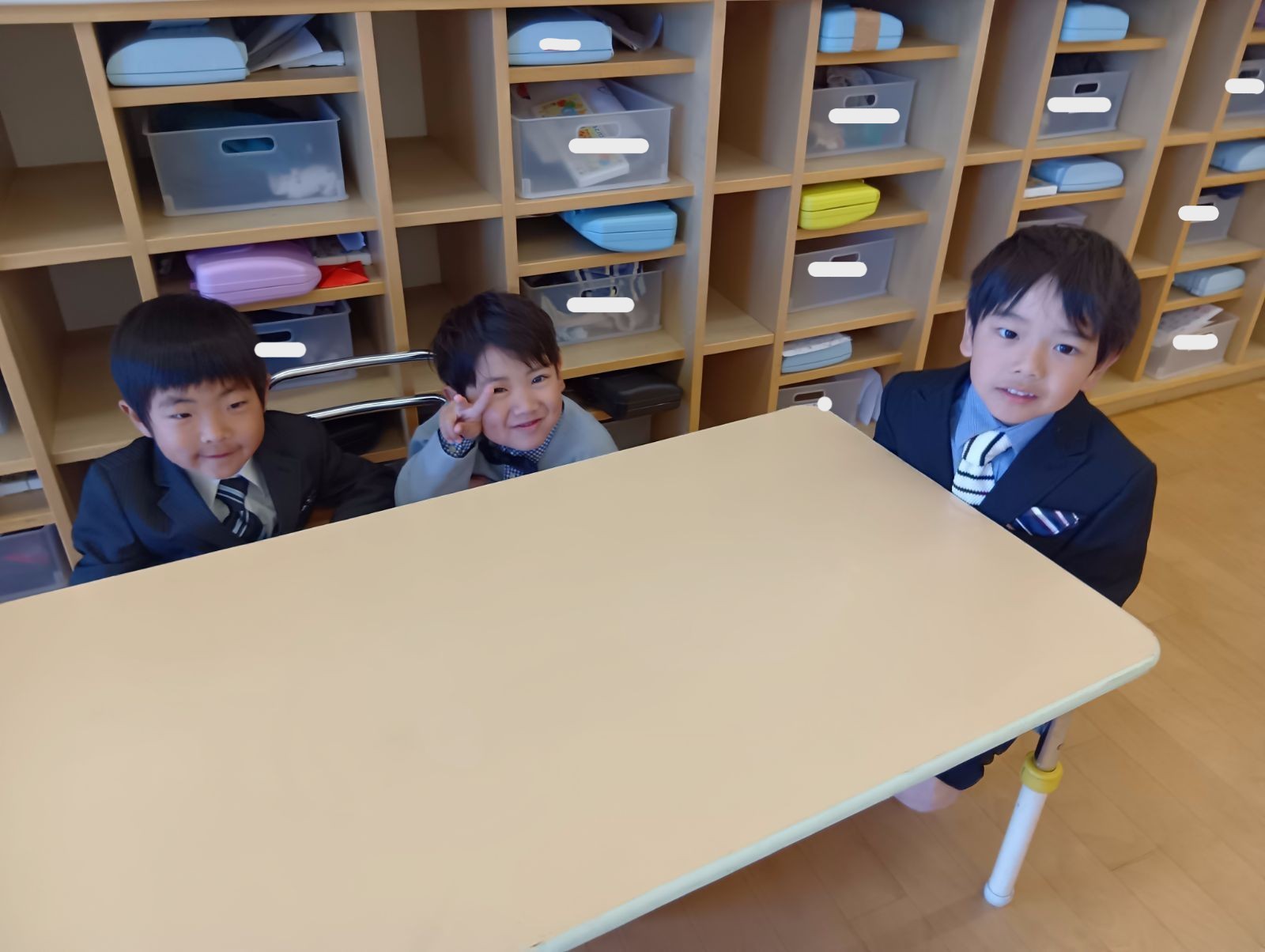 スーツを着た子どもたち