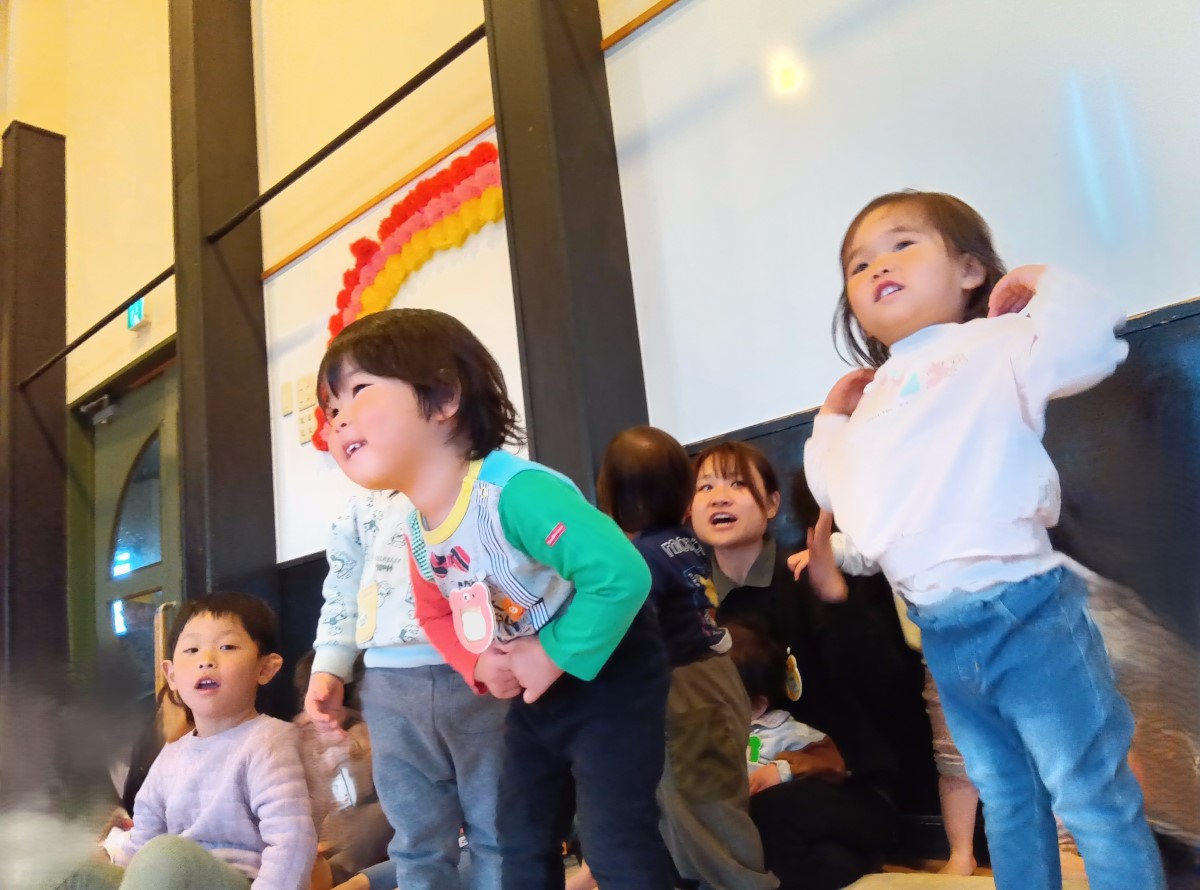 横に並んで元気に歌う子どもたち