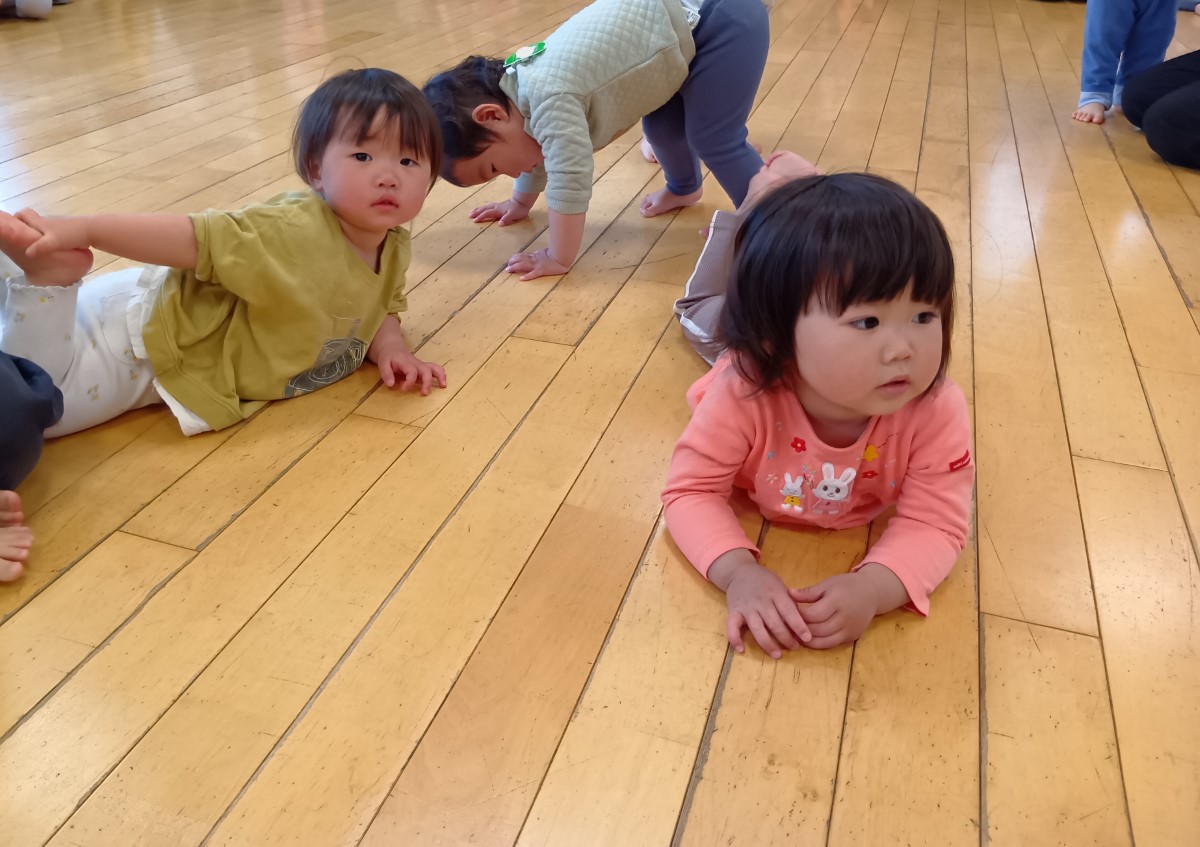 幼児の動きを真似する乳児たち
