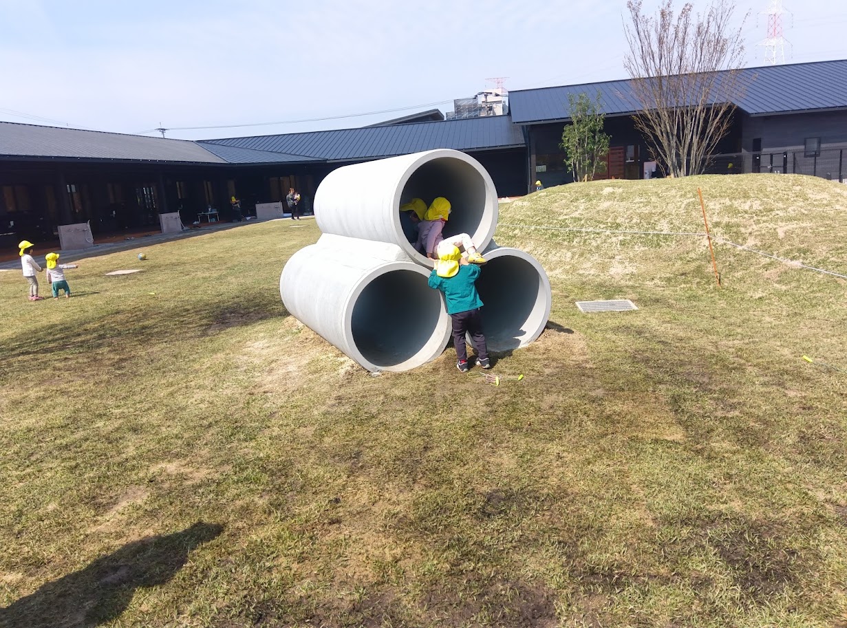 小郡どろんこ保育園の園庭で遊ぶ子どもたち
