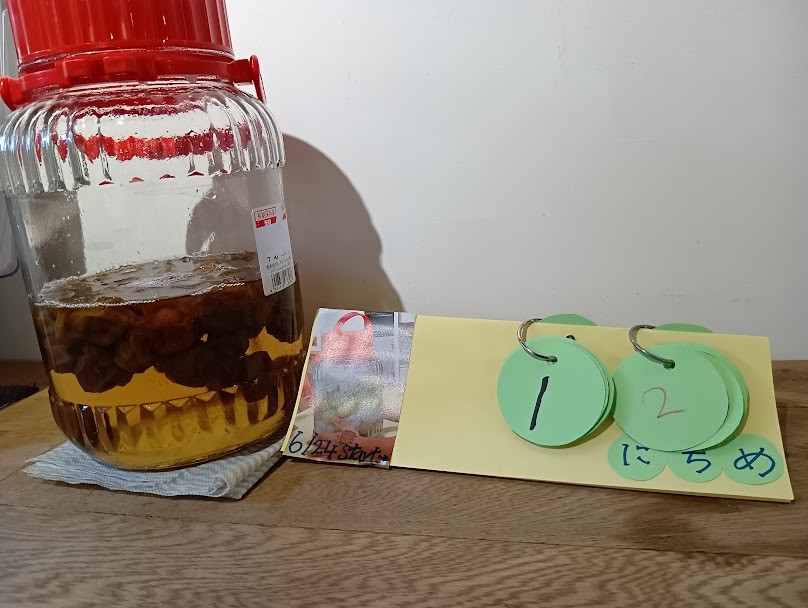 梅シロップの隣に子どもたちが作った日めくりカレンダーが置かれている