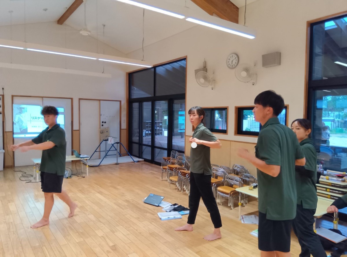 室内では、大人たちも手足を同じ動きで動かしている