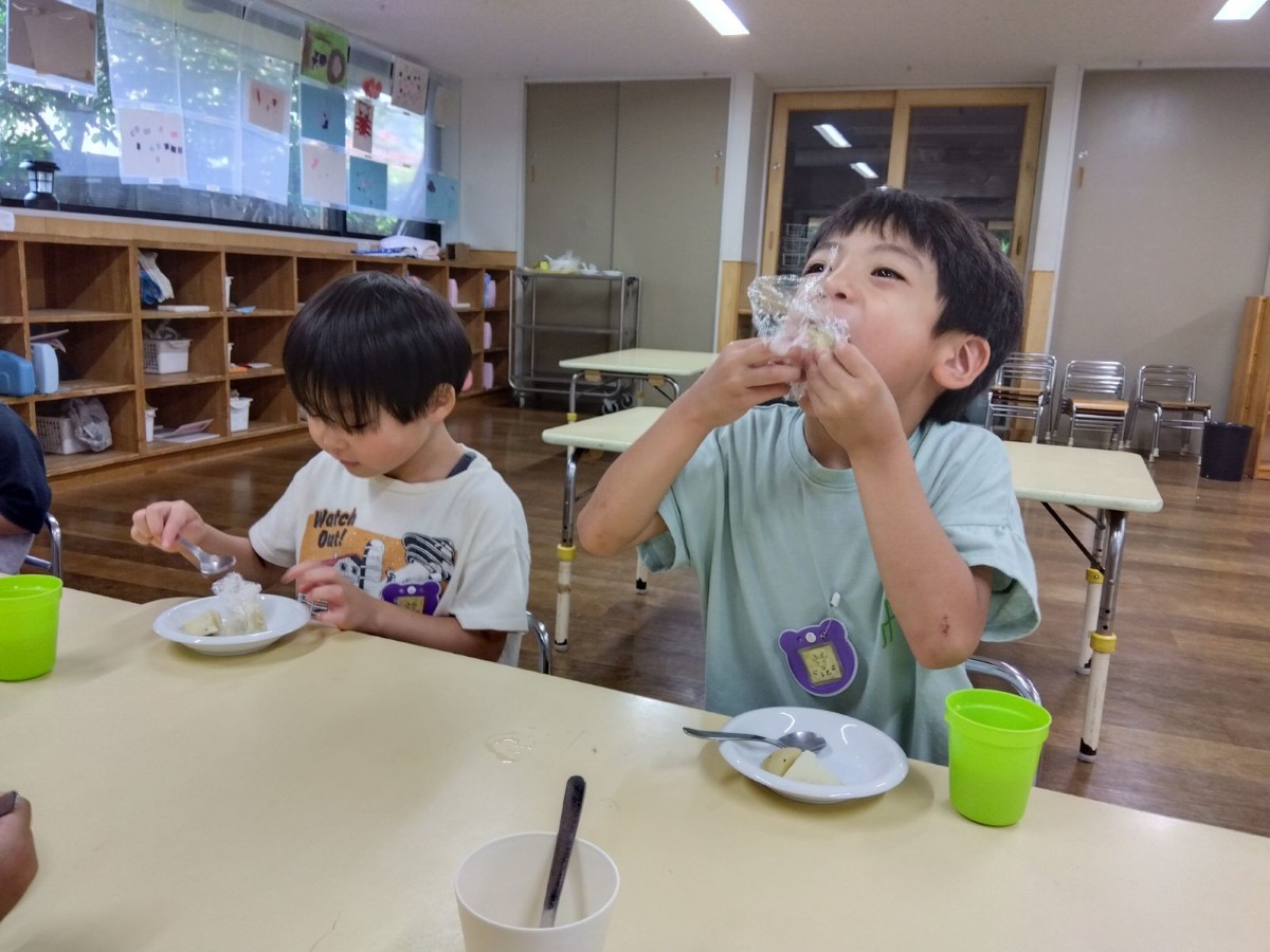 子どもたちはスプーンや手を使い自分たちで作ったふかしいもを食べている