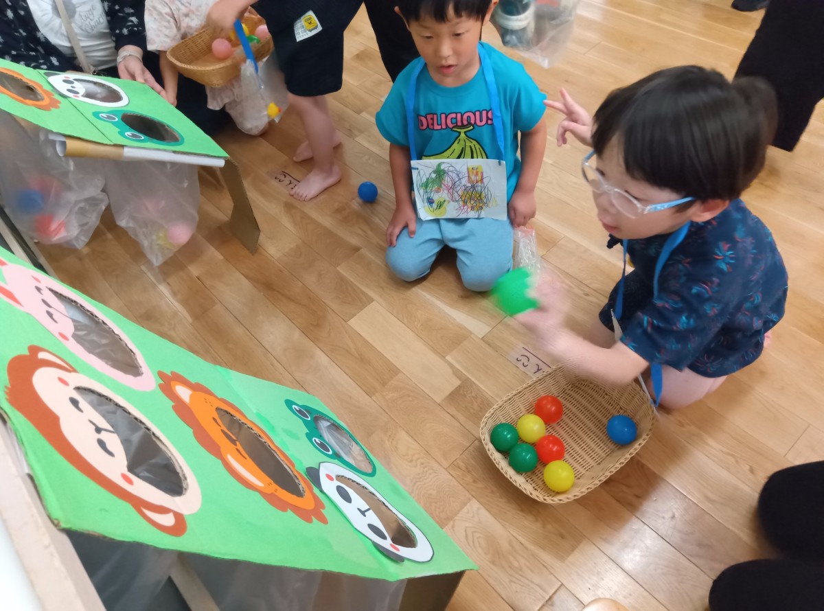 うさぎや猿、ライオンなどの動物の口が開いているストラックアウトでは、子どもが動物の口をめがけてカラーボールを投げている