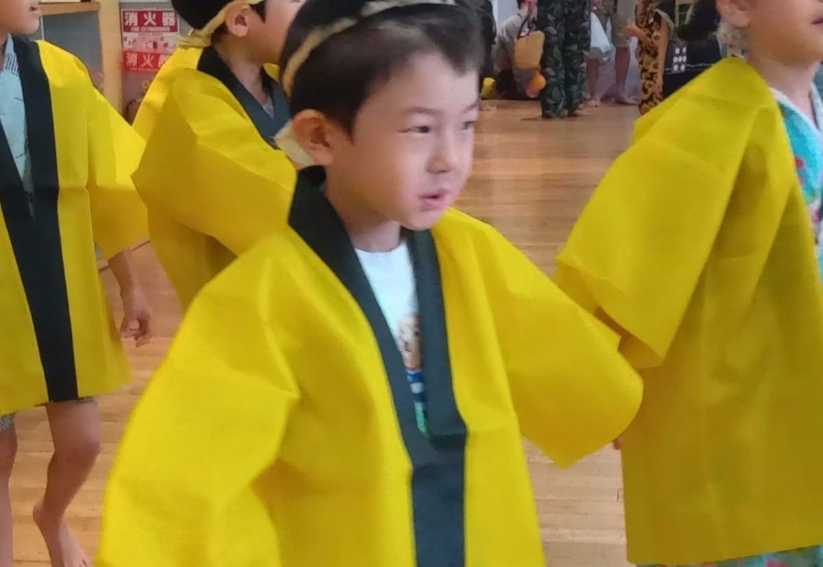 黄色の法被を着て並ぶ子どもたち