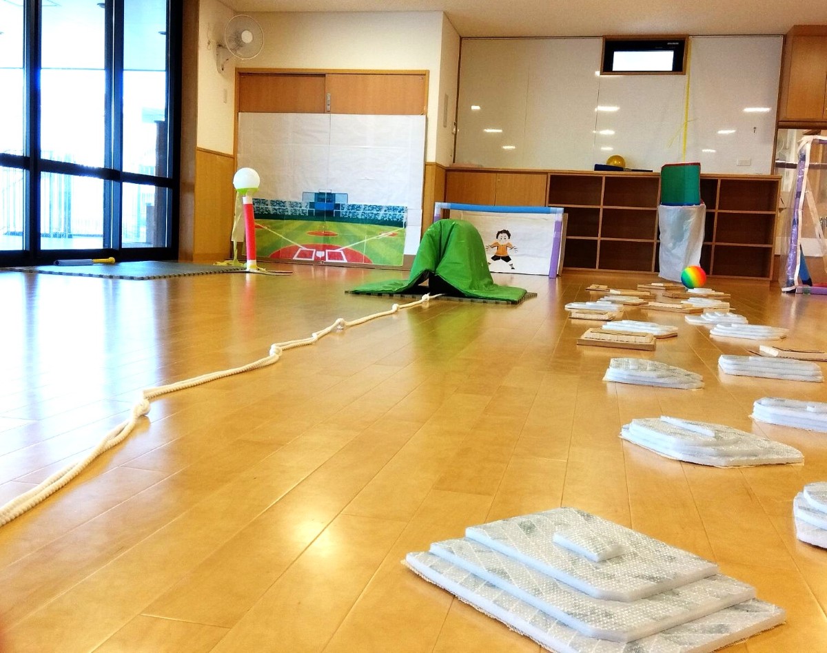 室内には、tバッテングコーナーやマットの障害物の先にサッカーゴールが設定されたコーナー、飛び石の先に手作りのバスケットゴールが設定されたコーナーなどがある