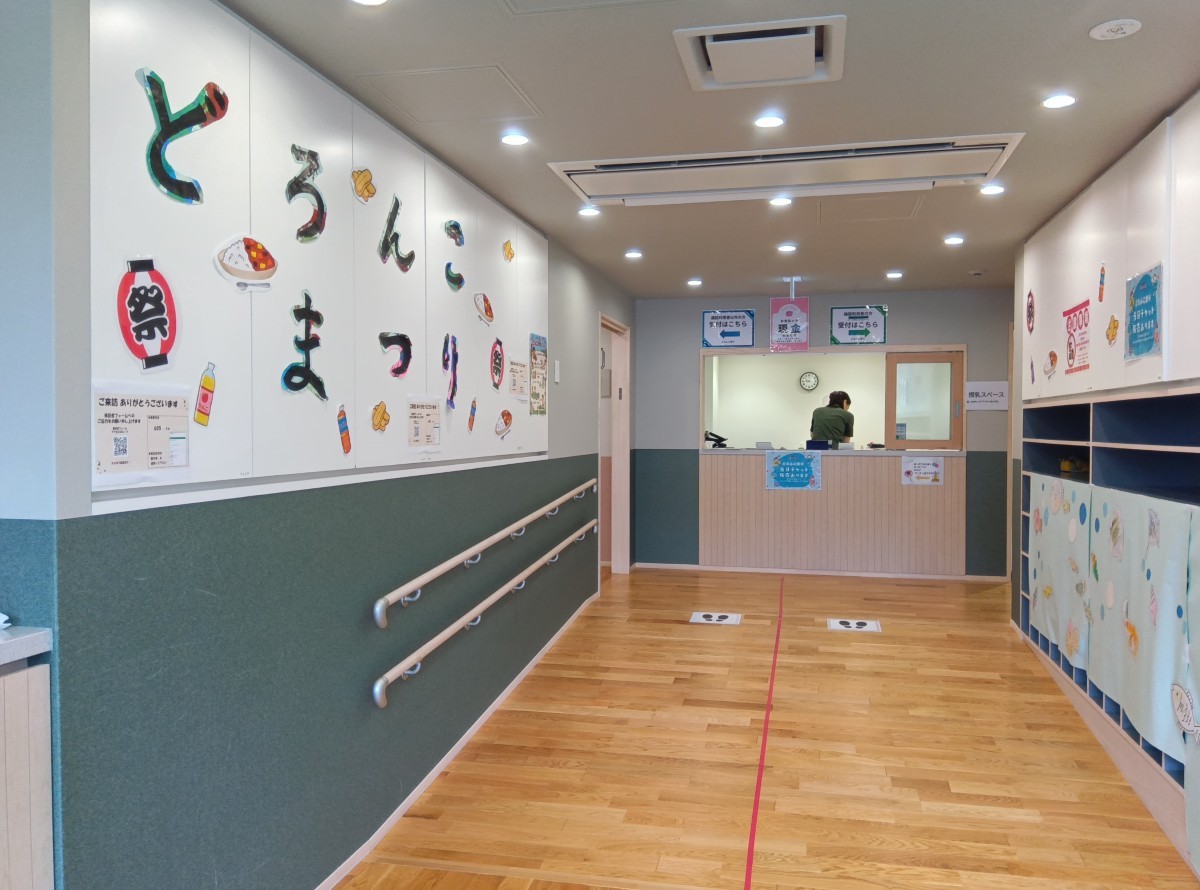 「どろんこまつり」の装飾がされた室内の廊下