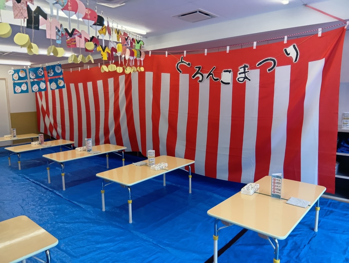 食事スペースには、子どもたちの制作した壁面画や団扇の吊るしなどが飾られている