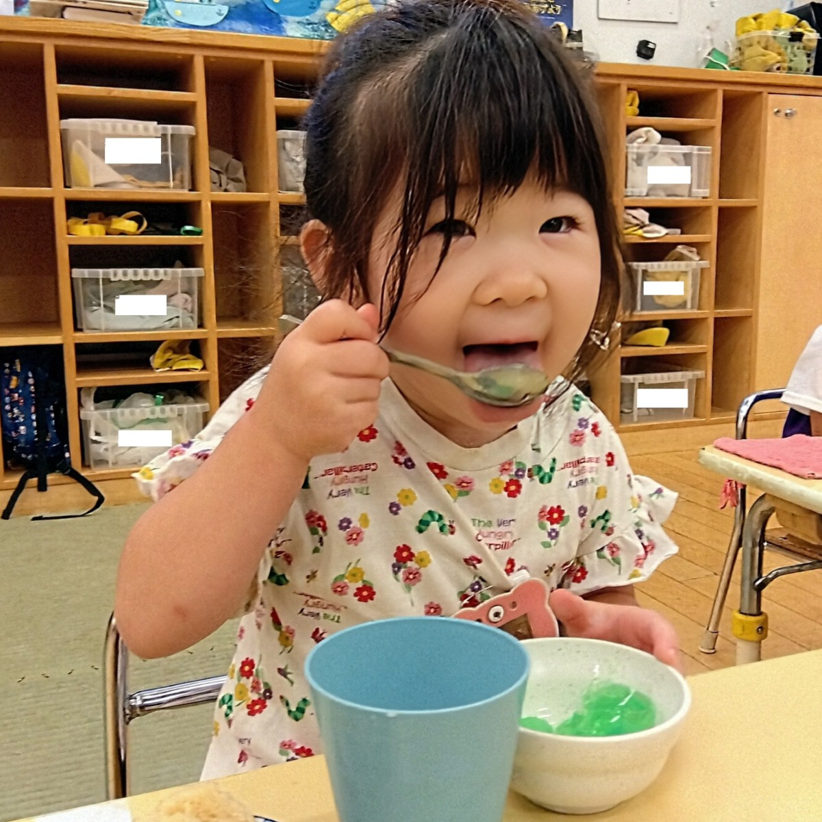 一人の子どもがスプーンで寒天ゼリーを食べている