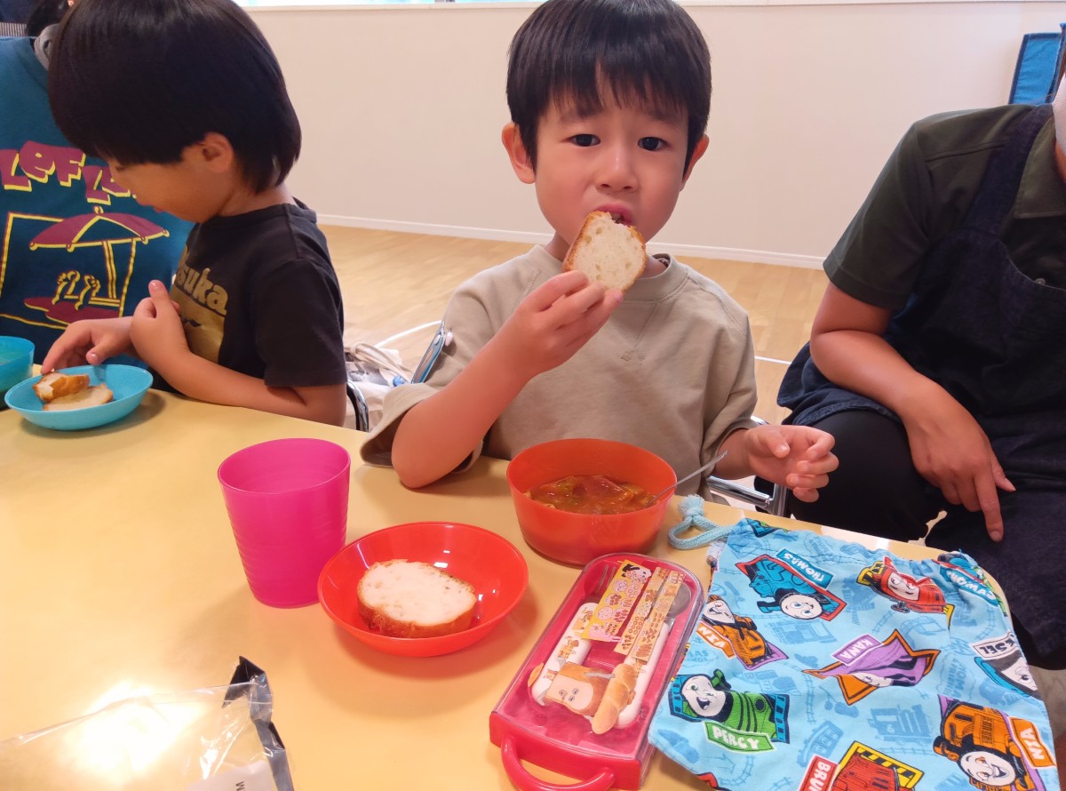 子どもたちはパンとカレーを食べている