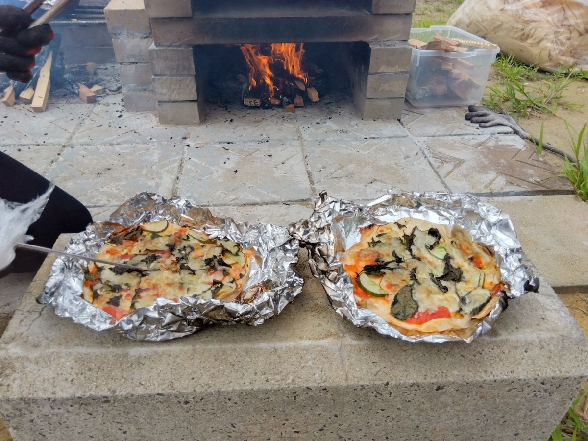 アルミホイルの上には焼きあがったピザが置いてある