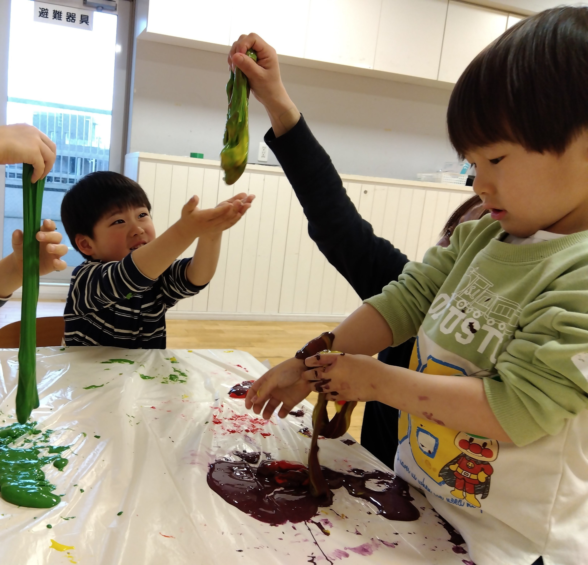 スライムの感触を存分に楽しむ様子