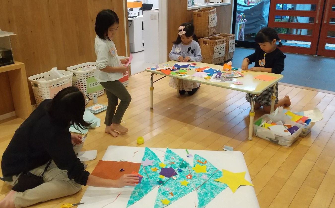 折り紙を折る子どもたち