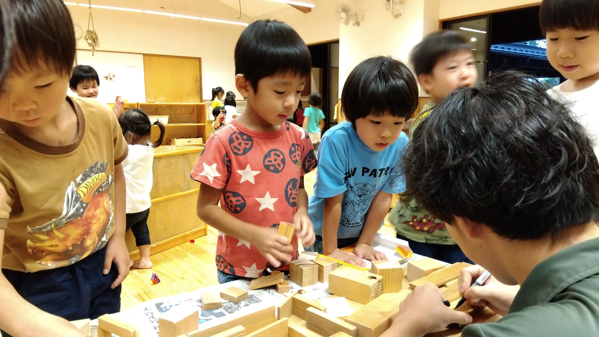 木の切れ端と子どもたち