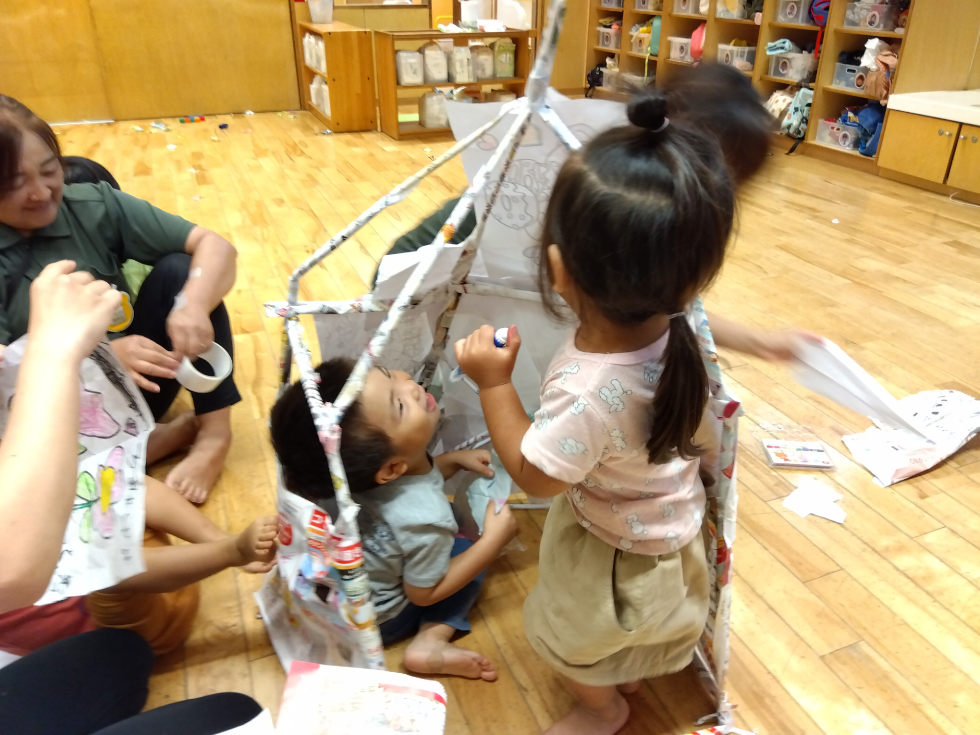 ティピィーテントを作る子どもたち