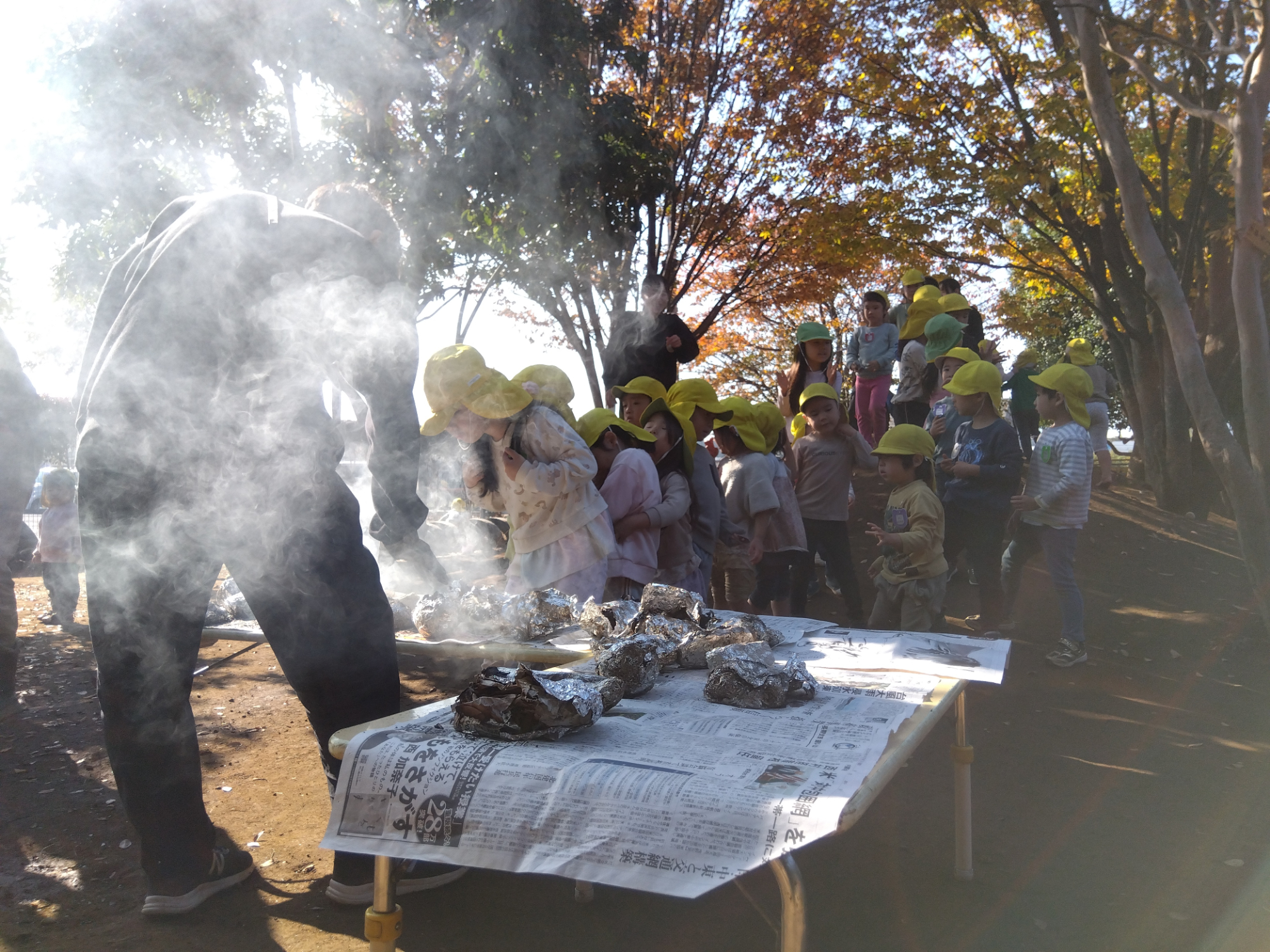 焼き芋を待つ園児の列