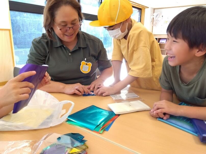 折り紙を折る子どもたち