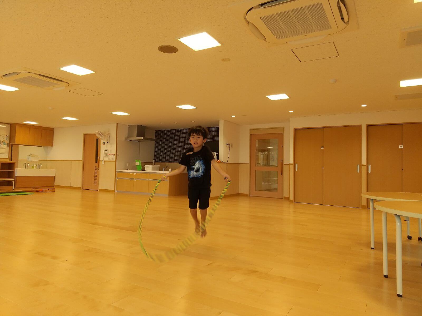 なわとびをする子ども