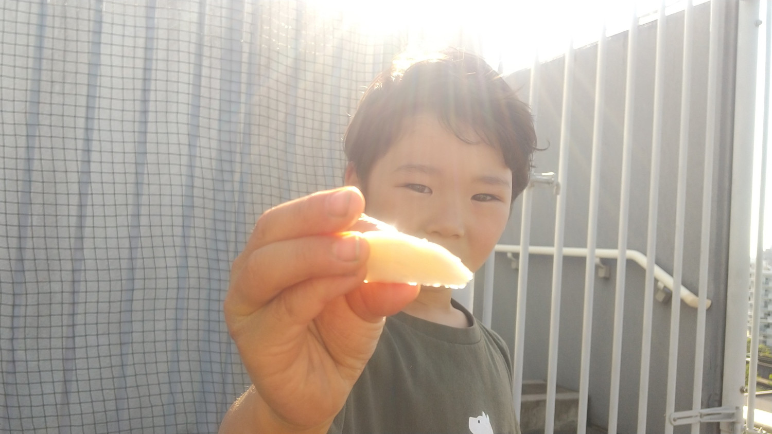 切り分けたカブを見せる子ども