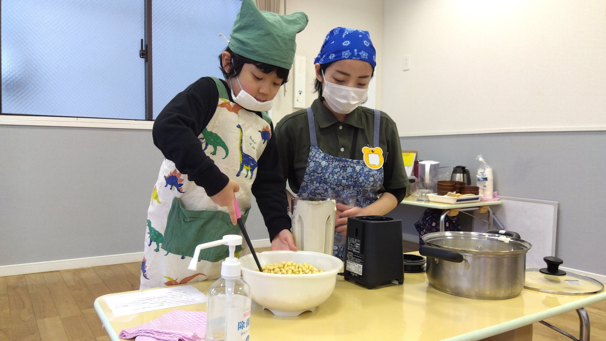 大豆を煮る様子