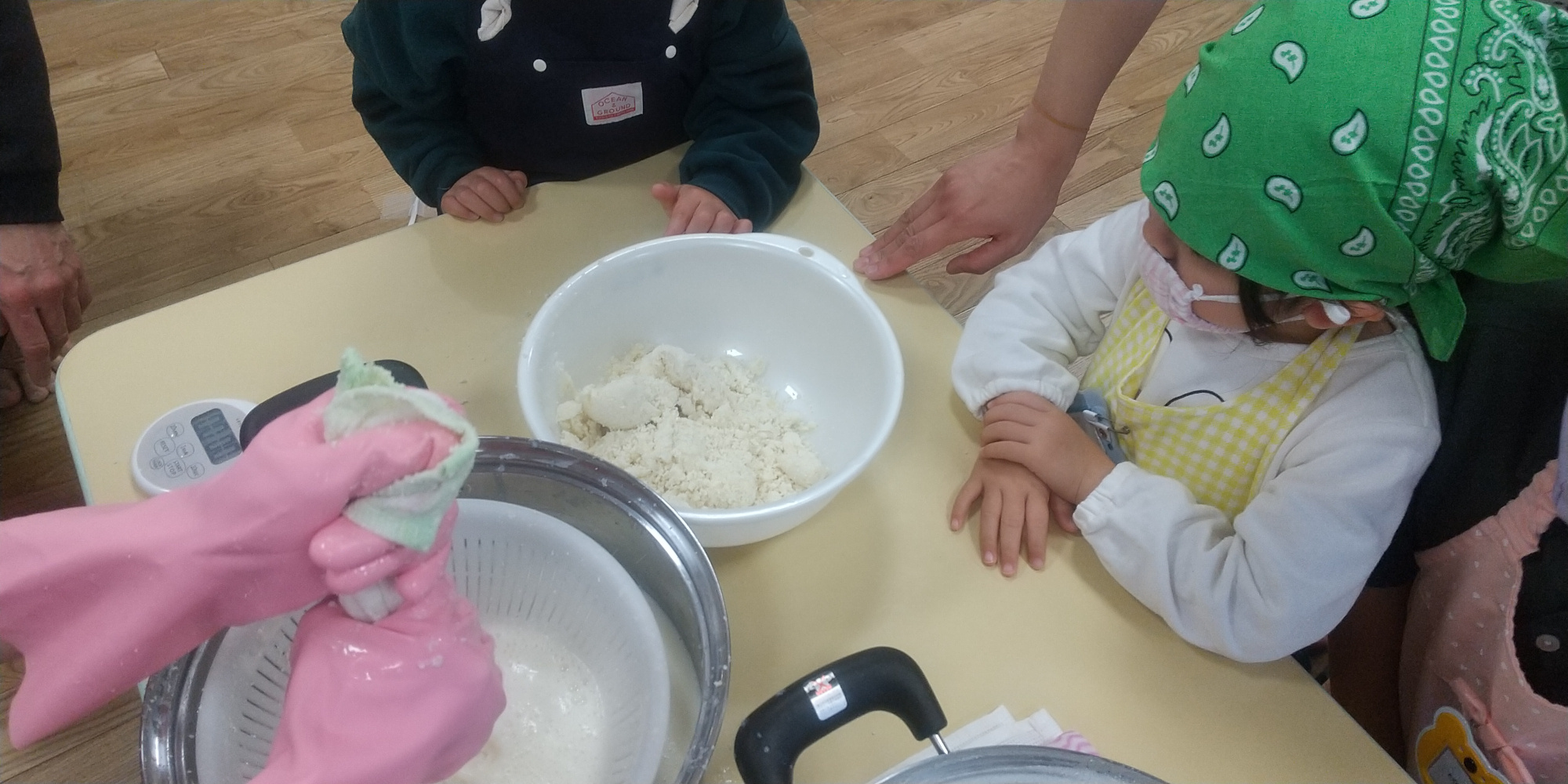 豆乳とおからを見る子どもたち