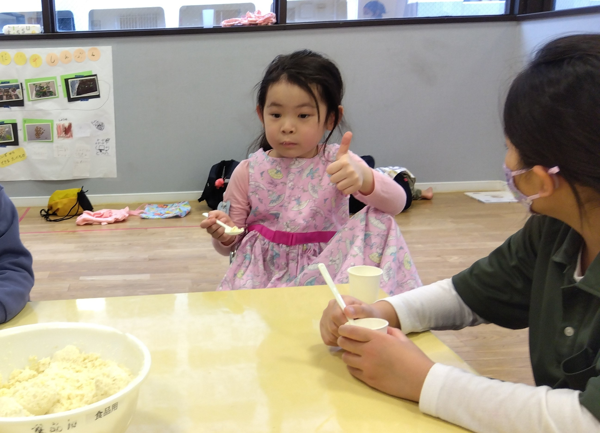 豆腐を食べる子どもの様子