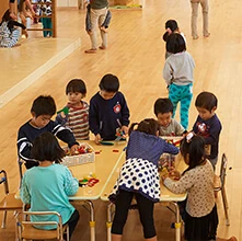 木造の保育室で過ごす子どもたち