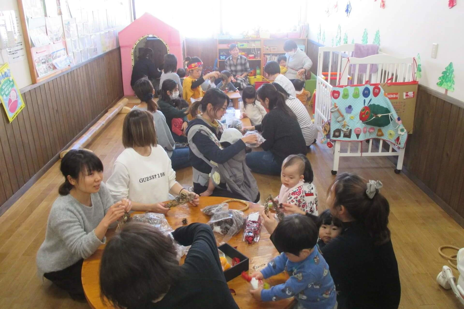 親子が室内で工作を楽しむ様子