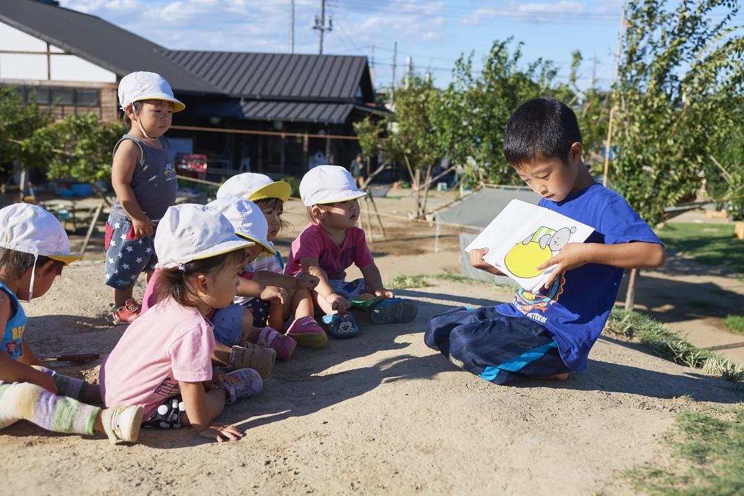 兄弟姉妹が共に暮らし、生活・遊び・労働を教え合う
