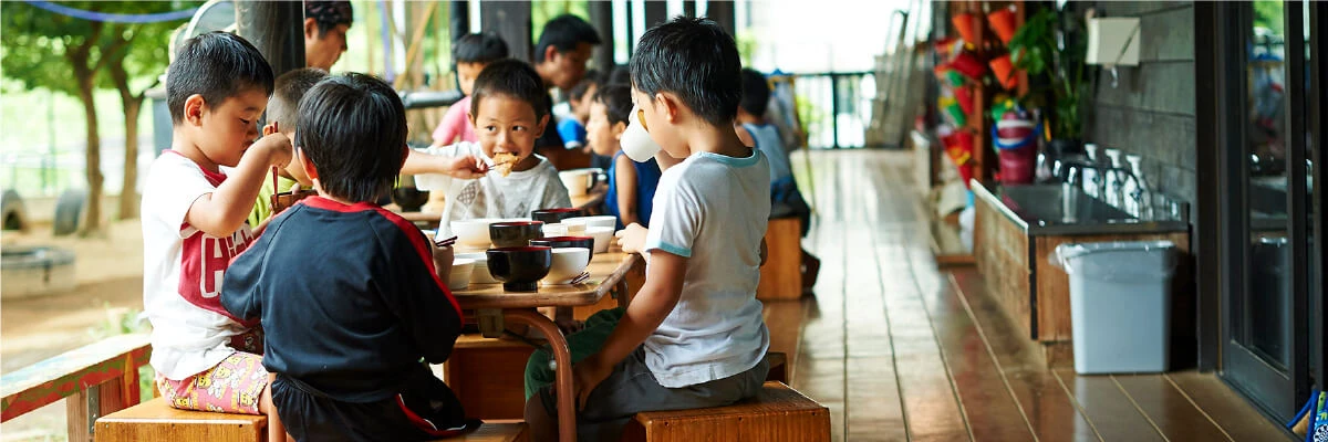 Children eating lunch on an engawa veranda