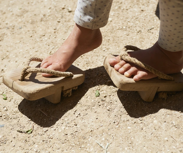 Bare foot, Zōri education