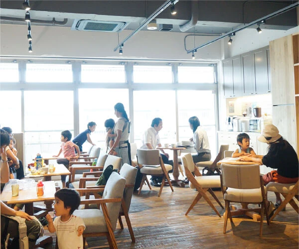 Families spending time at a café
