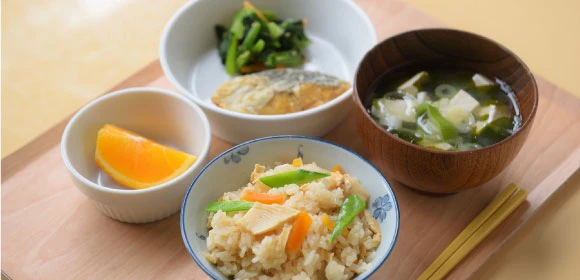 Bamboo shoots rice / Sawara(Spanish Mackerel) curry powder / Komatsuna(Japanese mustard spinach) sesame seed / Wakame(seaweed) miso soup / Orange