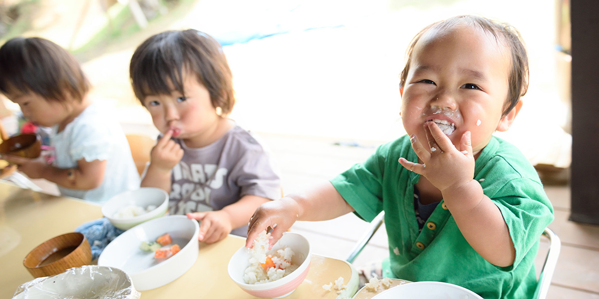 手づかみで食事をする子どもたち